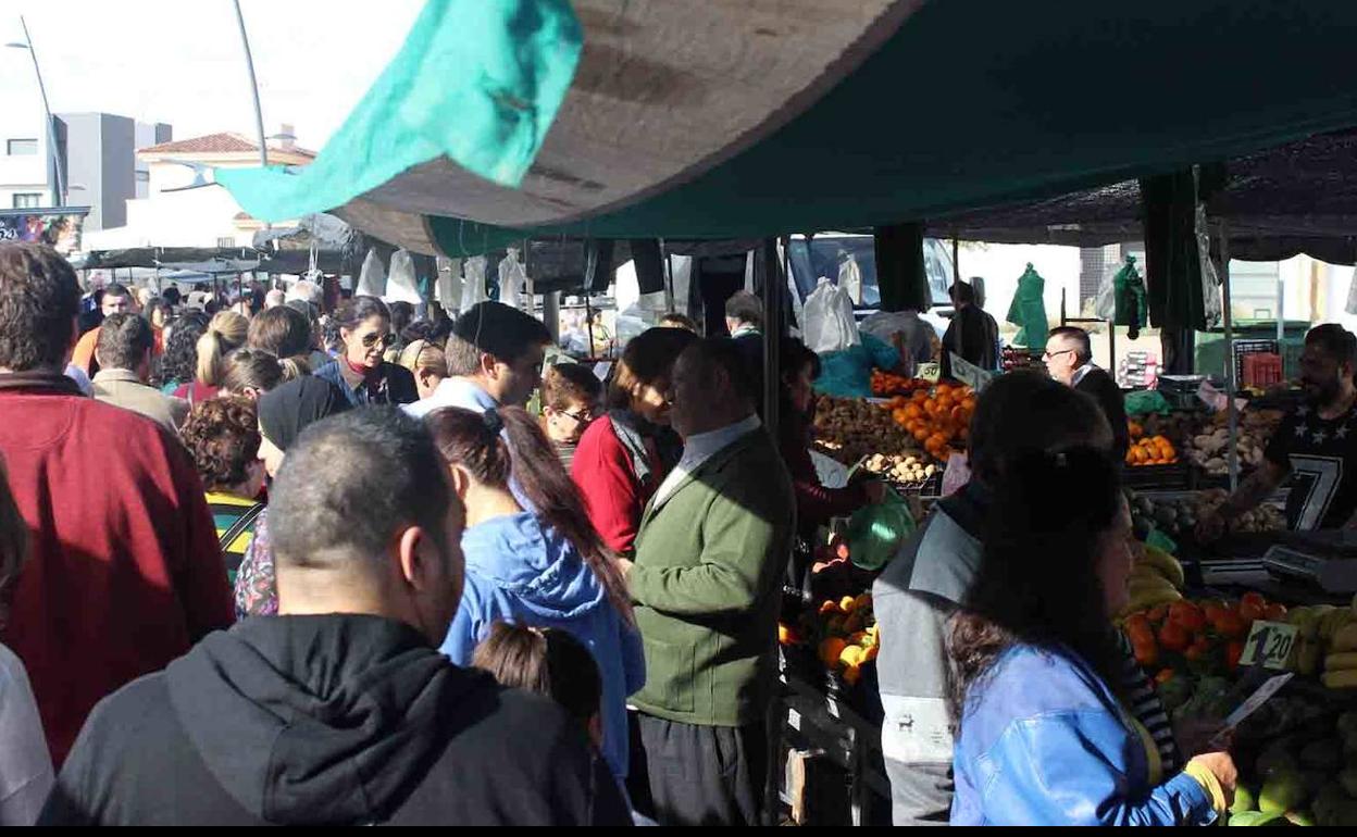 El mercadillo semanal reforzará su seguridad con media docena de vigilantes privados