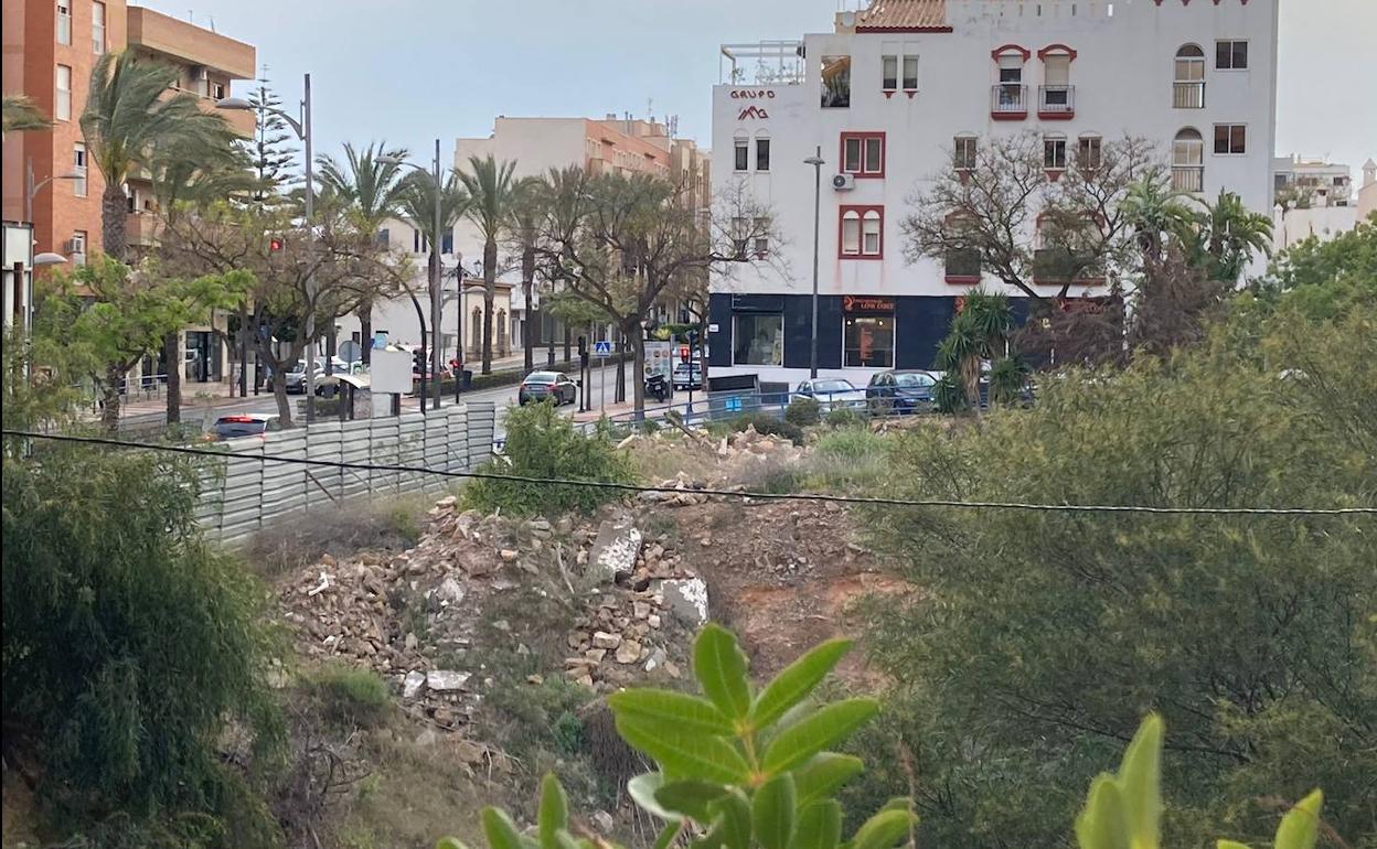 Polémica en Aguadulce por el aumento de edificabilidad de un solar en la bajada al puerto