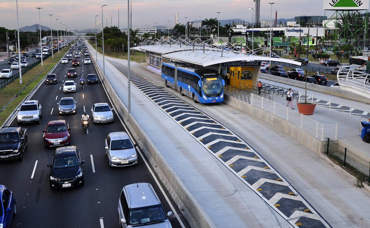 Imagen del BRT de Río de Janeiro, donde se aprecia claramente el uso de plataforma exclusiva independiente del tráfico y de estaciones. 