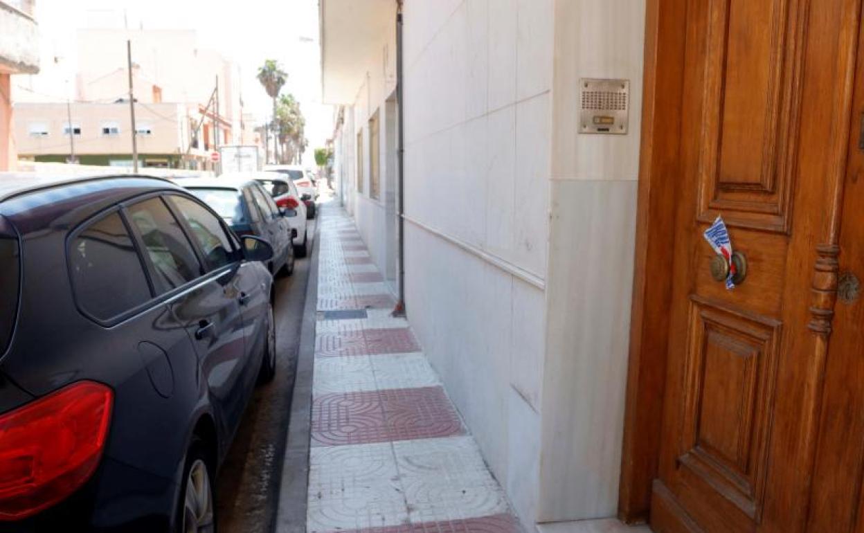 Calle Pintor Rosales de Roquetas de Mar, donde la Guardia Civil investiga la muerte violenta de una mujer de entre 25 y 30 años