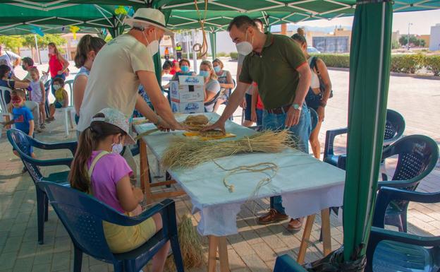 Entre las actividades, se enseñó a trabajar el esparto, un taller que visitó el alcalde, José Miguel Hernández.