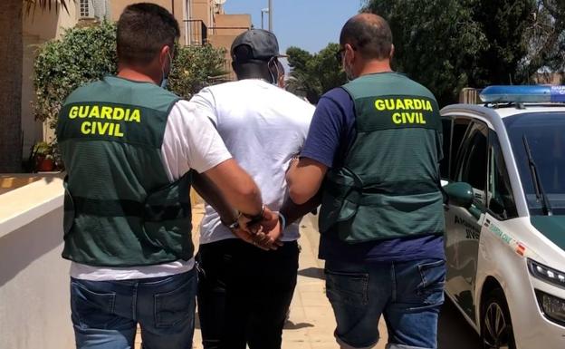 Los agentes de la Benemérita con el presunto autor.