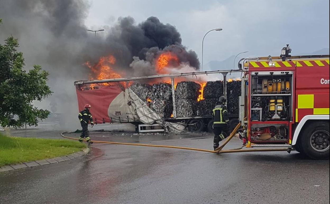 Arde un camión frente a una zona de invernaderos en la Venta del Viso