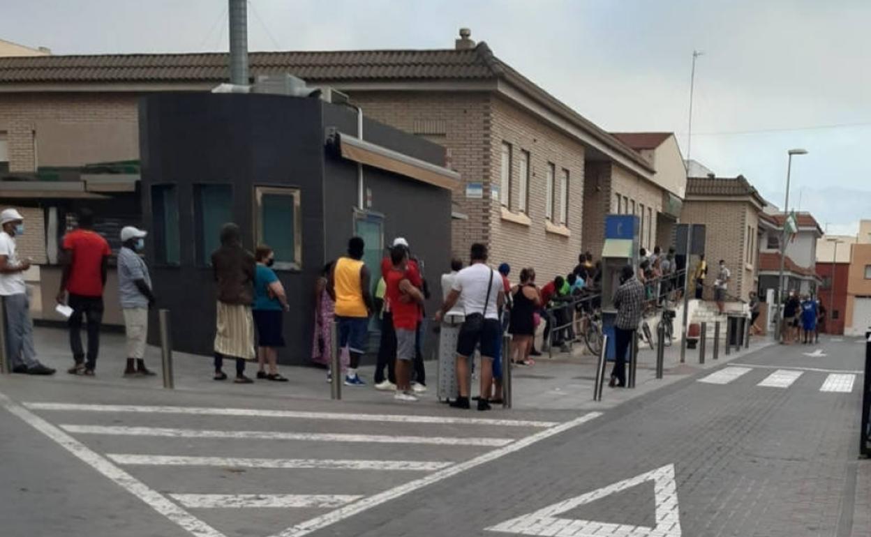 Largas colas para pedir cita en el centro de salud de Roquetas Norte. 