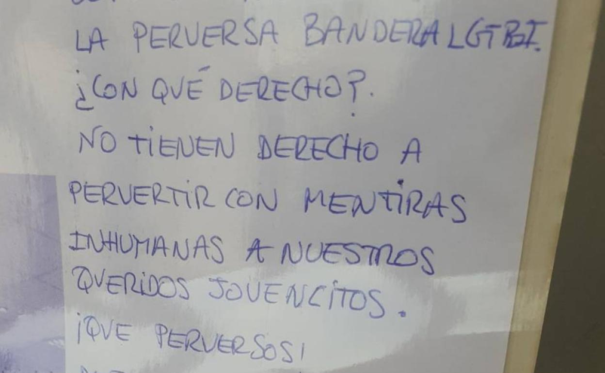 Cuelgan un cartel criticando al IES Sabinar por exhibir la «perversa» bandera LGTBI