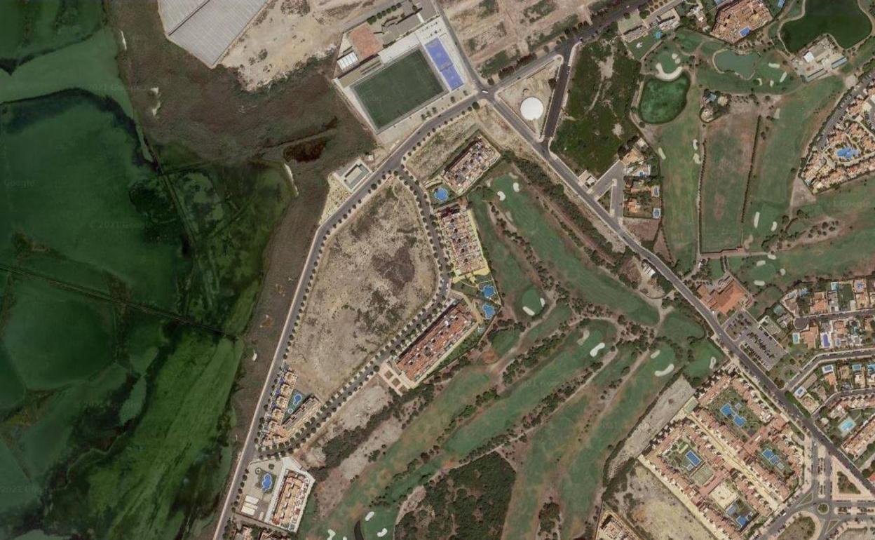 La parcela se encuentra en la zona del IES de Las Marinas y el campo de golf de Playa Serena. 