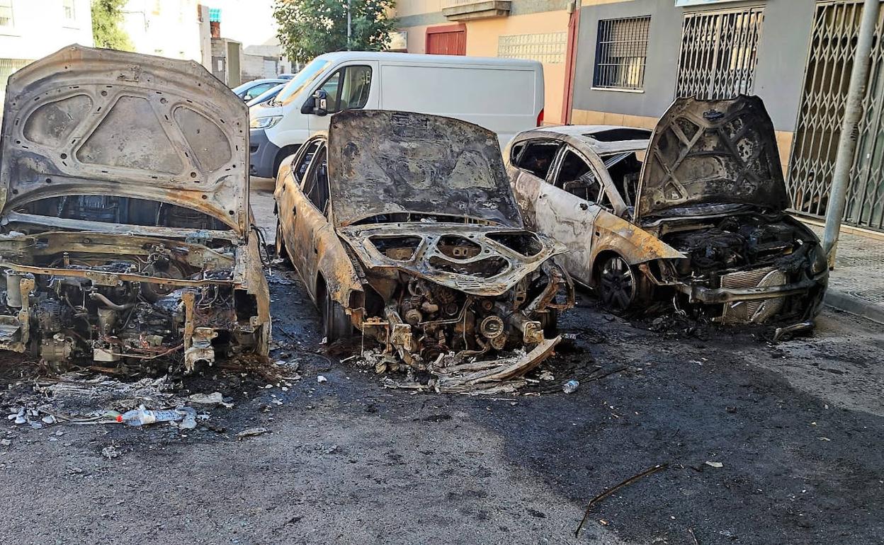 Arden tres coches en El Parador afectando a balcones y edificios cercanos
