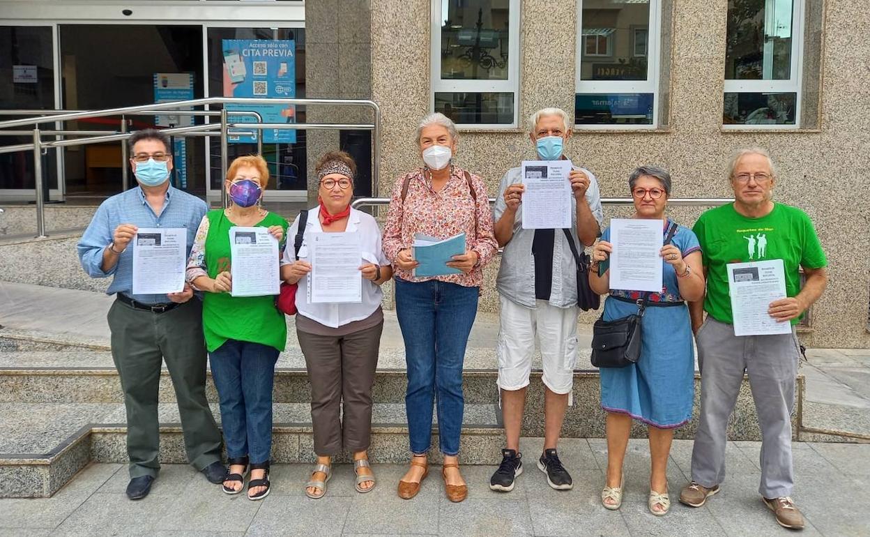 Un grupo de pensionistas recoge 1.700 firmas para reclamar el bus urbano