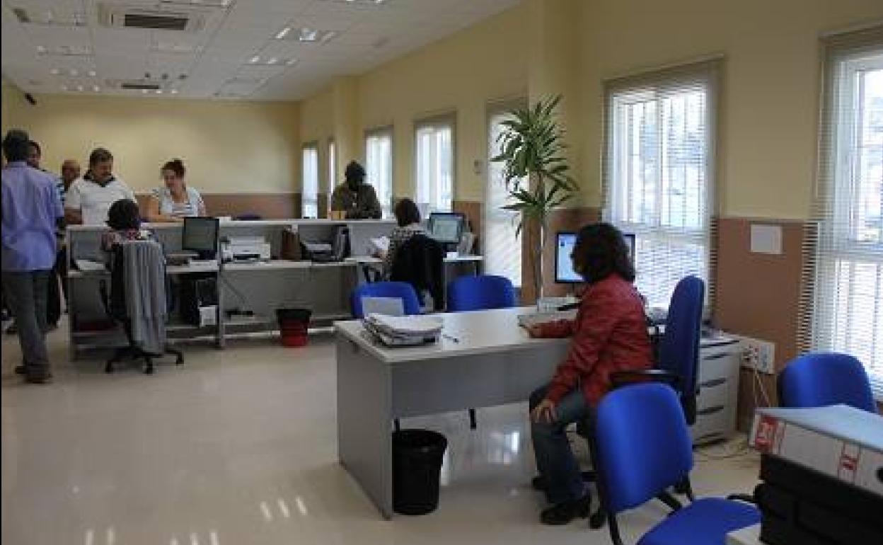 Roquetas amplía su oferta de empleo público con 5 nuevos puestos administrativos