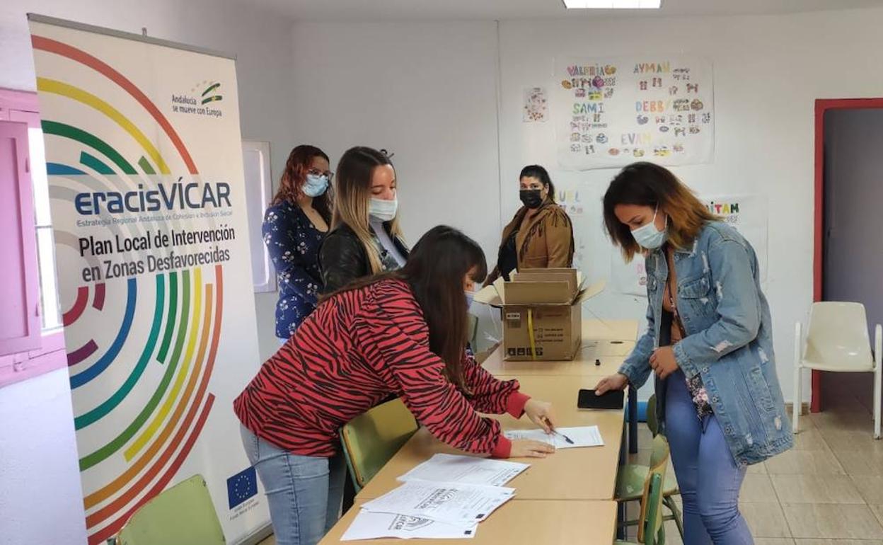 Ochenta menores de Vícar recibirán un lote dematerial escolar
