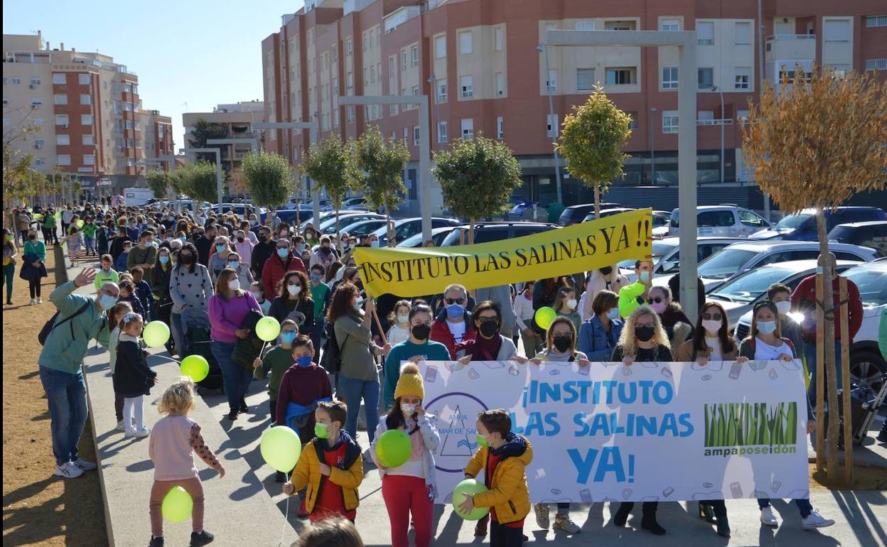 Madres y padres de Las Salinas exigen celeridad en la construcción del nuevo instituto
