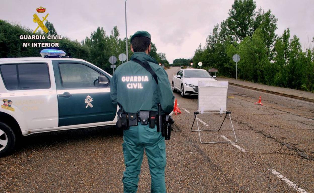 Control rutinario de la Guardia Civil en Almería.