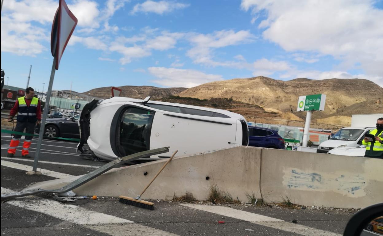 Un vuelco en el acceso a la A7 en El Parador provoca retenciones en sentido Roquetas