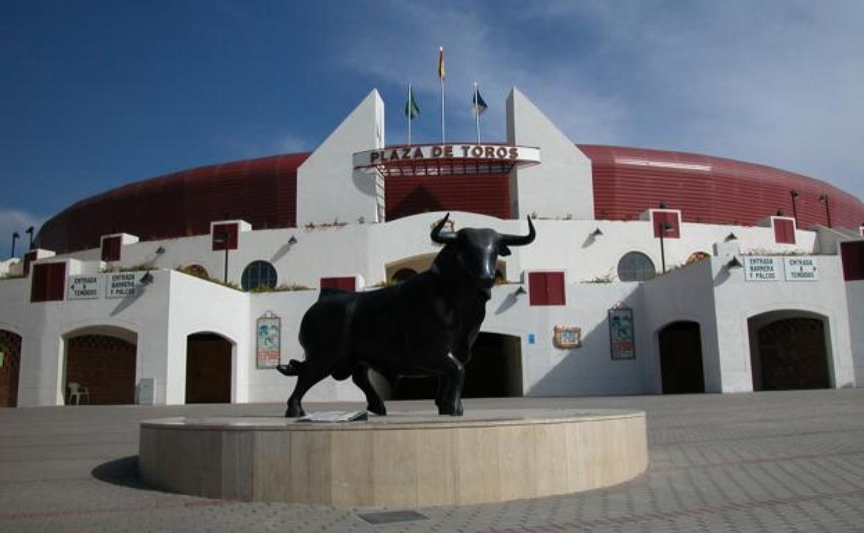 Imagen de la Plaza de Toros de Roquetas, una de las obras sospechosas del caso. 