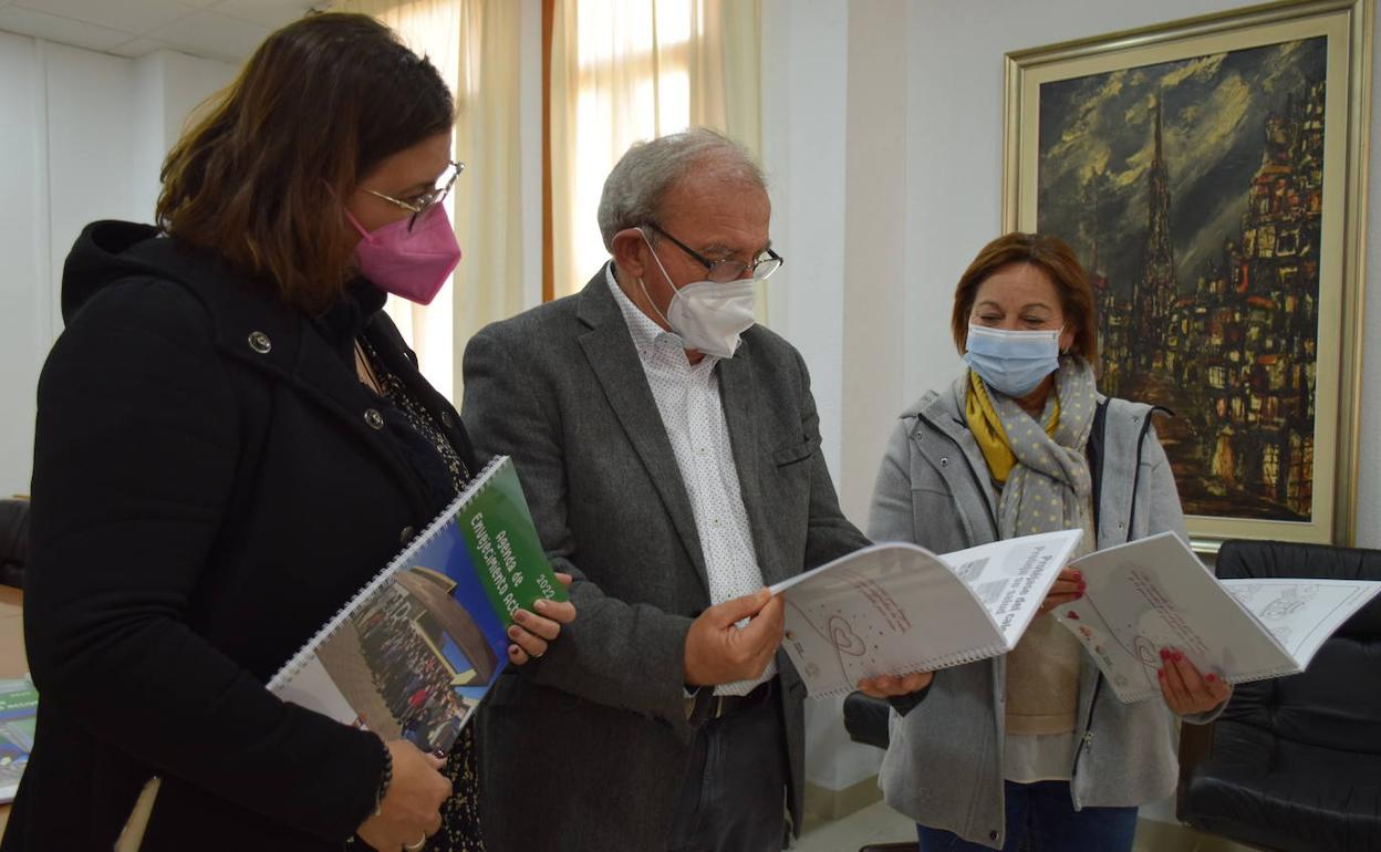Los mayores de 65 años recibirán un libro de actividades de envejecimiento activo