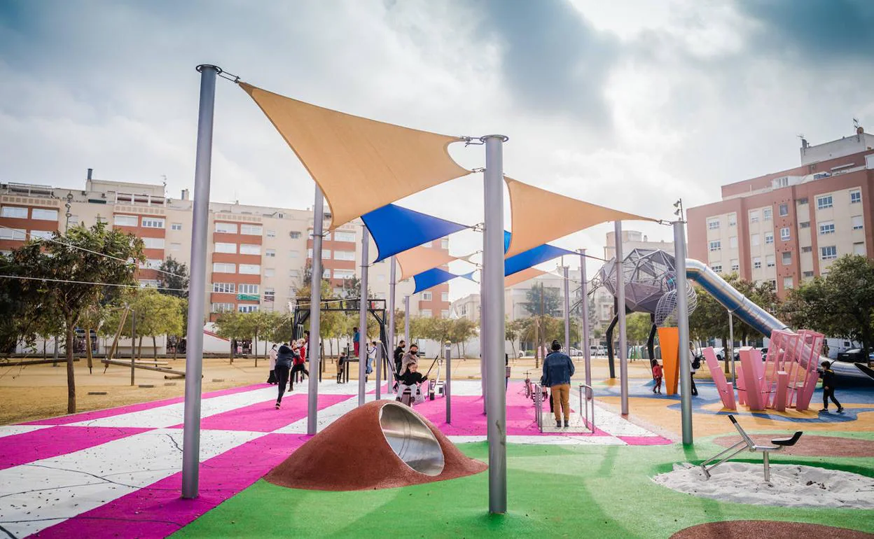 El Parque de Los Bajos de Roquetas estrena nuevos espacios y juegos infantiles