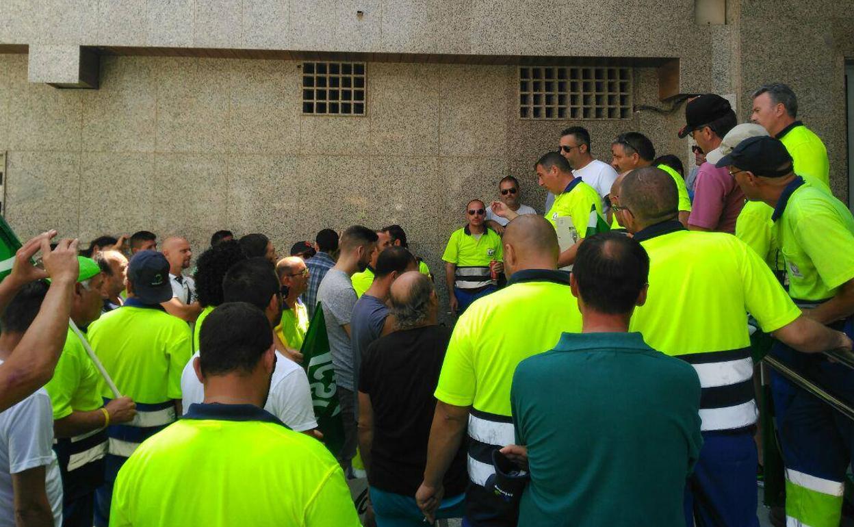 CCOO acusa a Urbaser de incumplir las normas «más básicas» de prevención de riesgos
