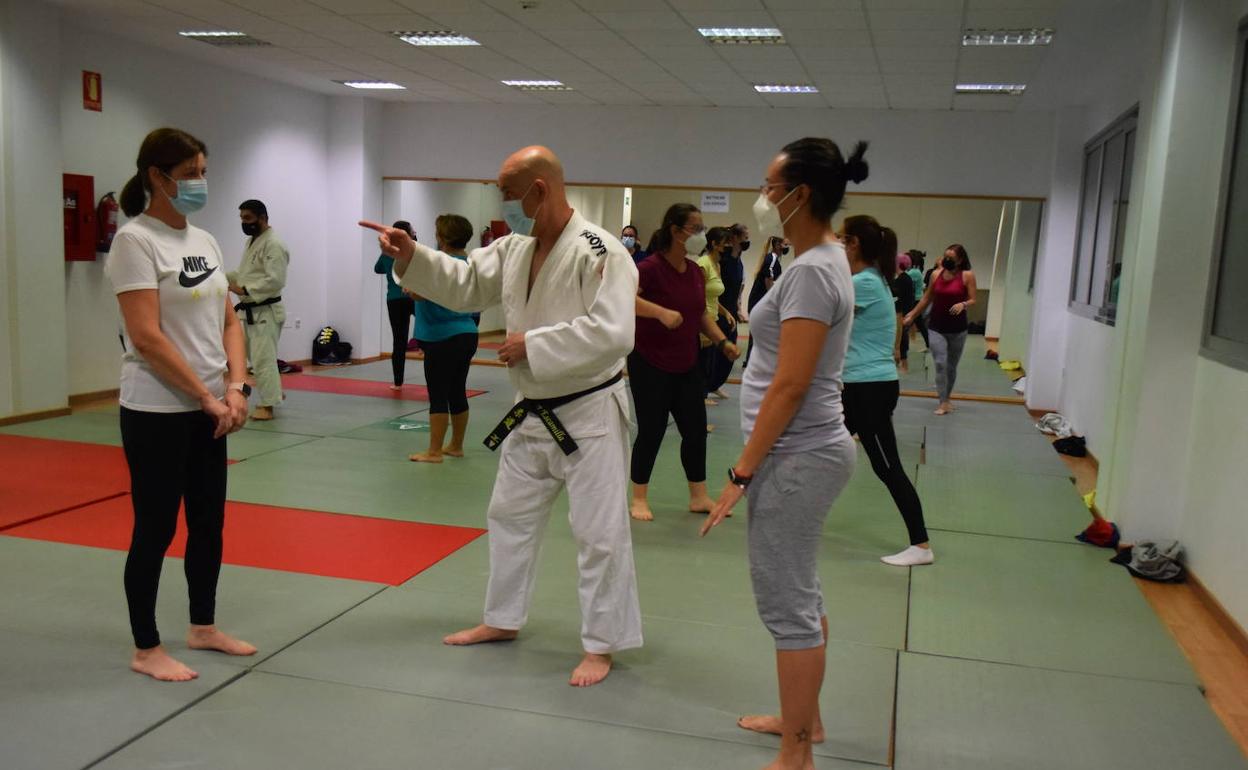 Cuarenta mujeres participan en los dos cursos de defensa personal del CMIM de Vícar