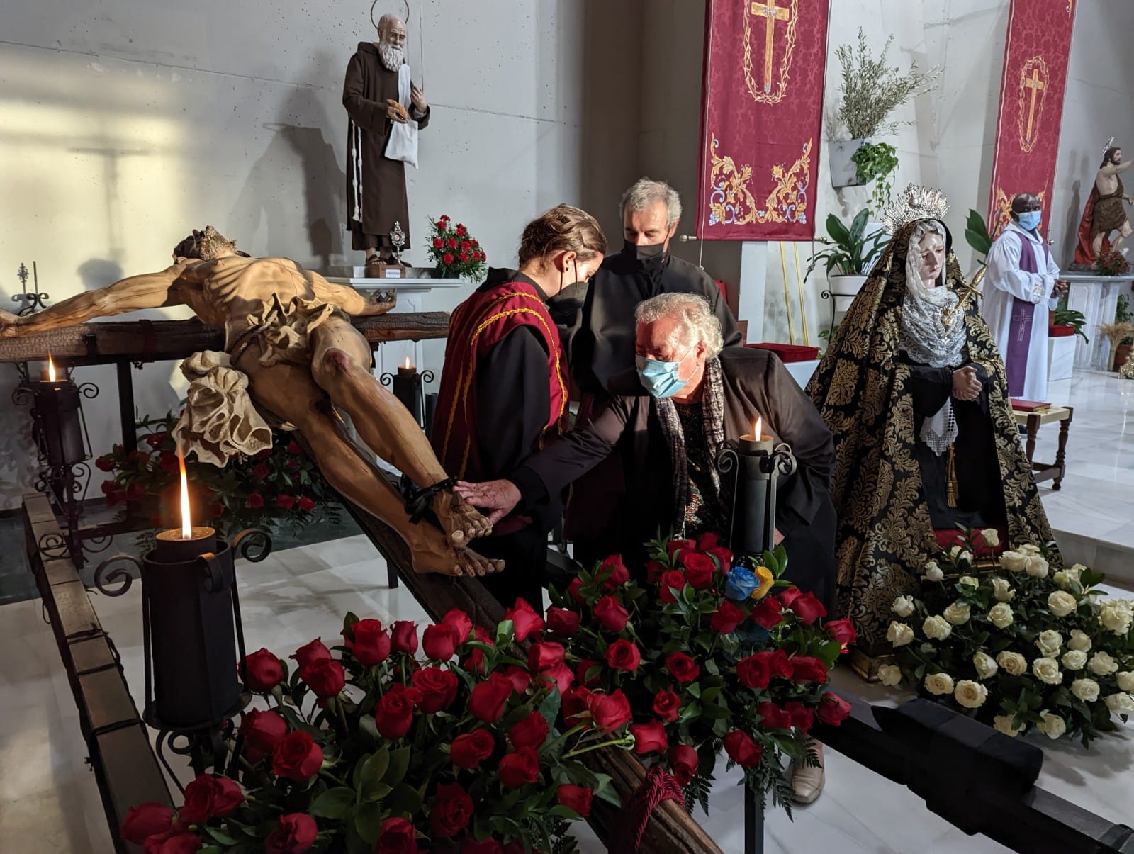 Fotos: El Cristo de la Expiración de Roquetas se echa a la calle