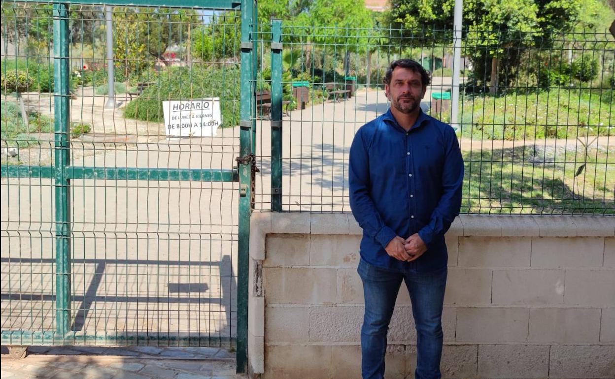 Daniel Zalalla, a las puertas del parque botánico, que está cerrado. 