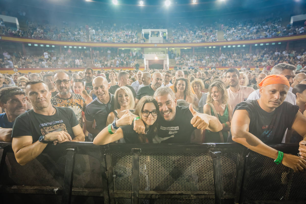 Fotos: Manolo García levanta la Plaza de Toros de Roquetas
