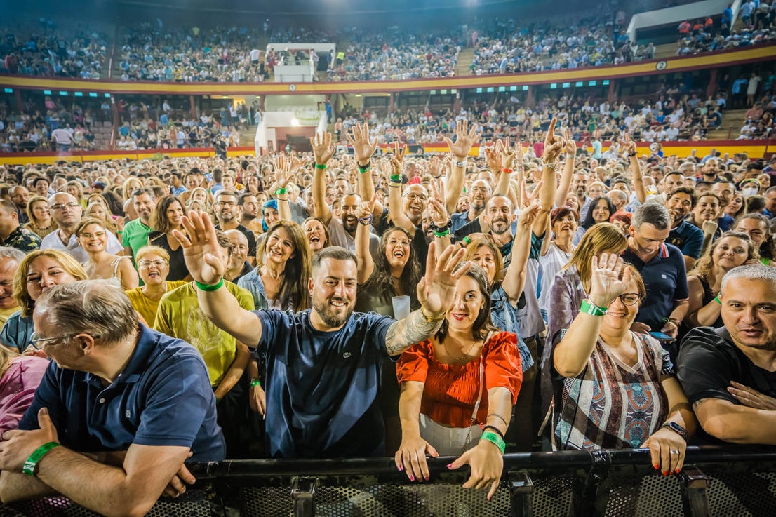 Fotos: Manolo García levanta la Plaza de Toros de Roquetas