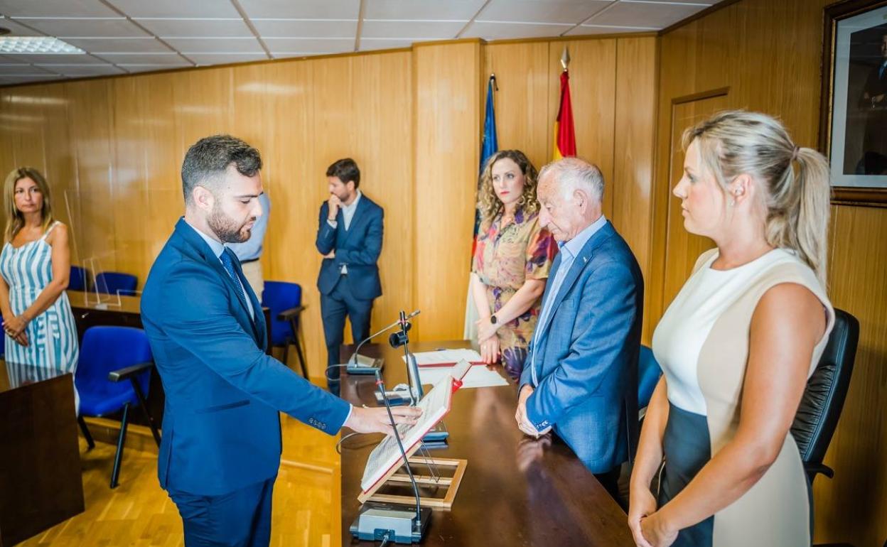 Juan Carlos Muyor, jurando su cargo de concejal. 