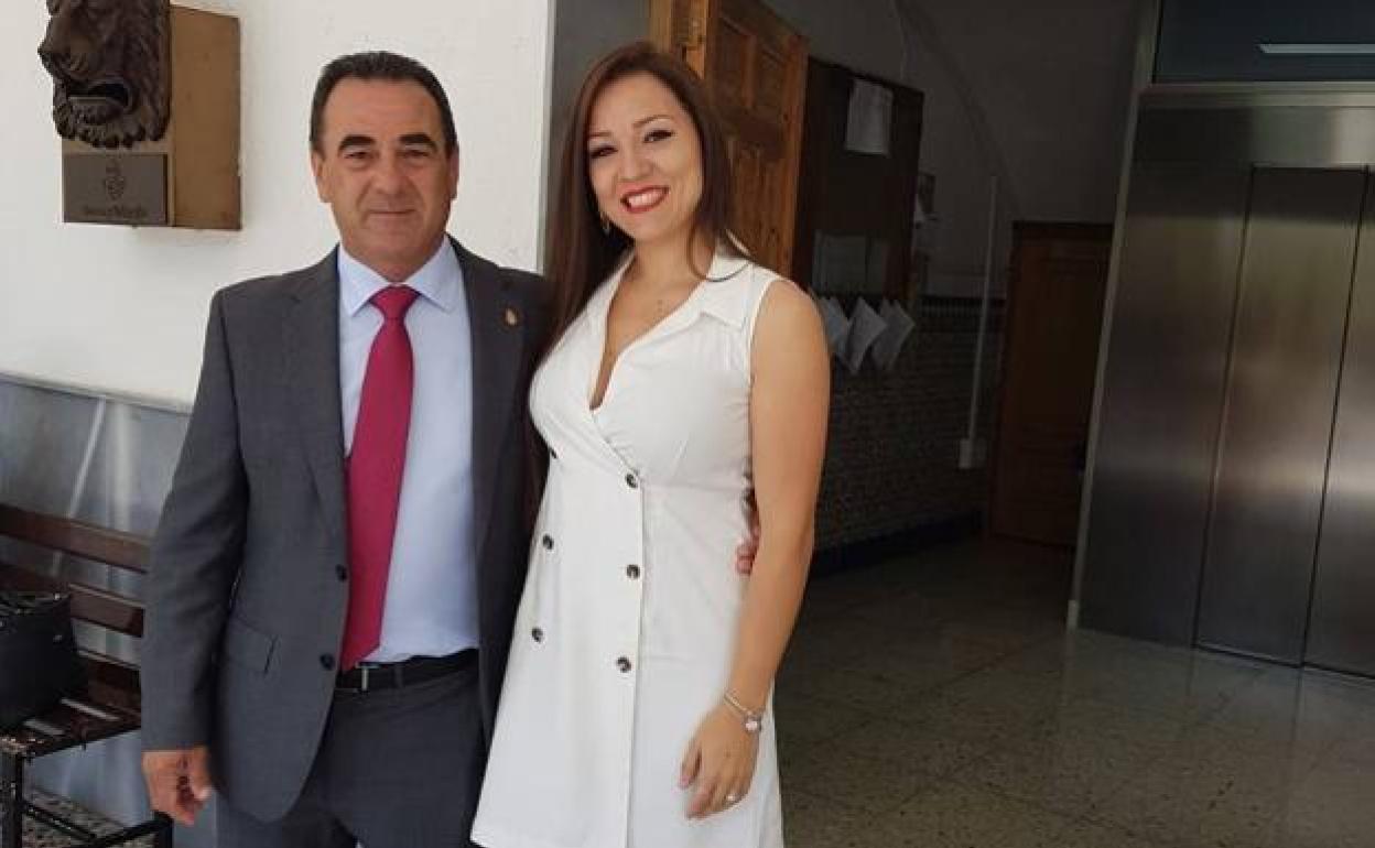 El alcalde, José Miguel Hernández, y la concejal de Juventud y Mujer, Jennifer Sánchez. 