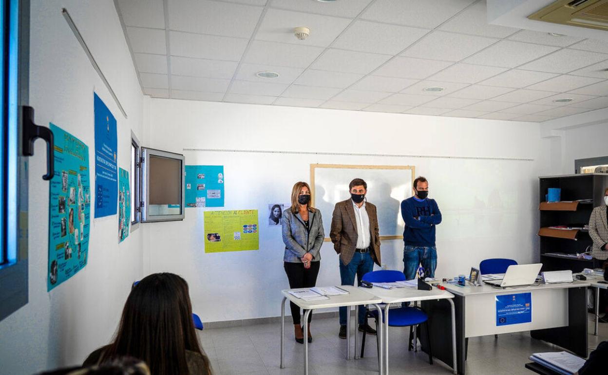 Roquetas prepara un programa de empleo para mayores de 45 años sobre administración