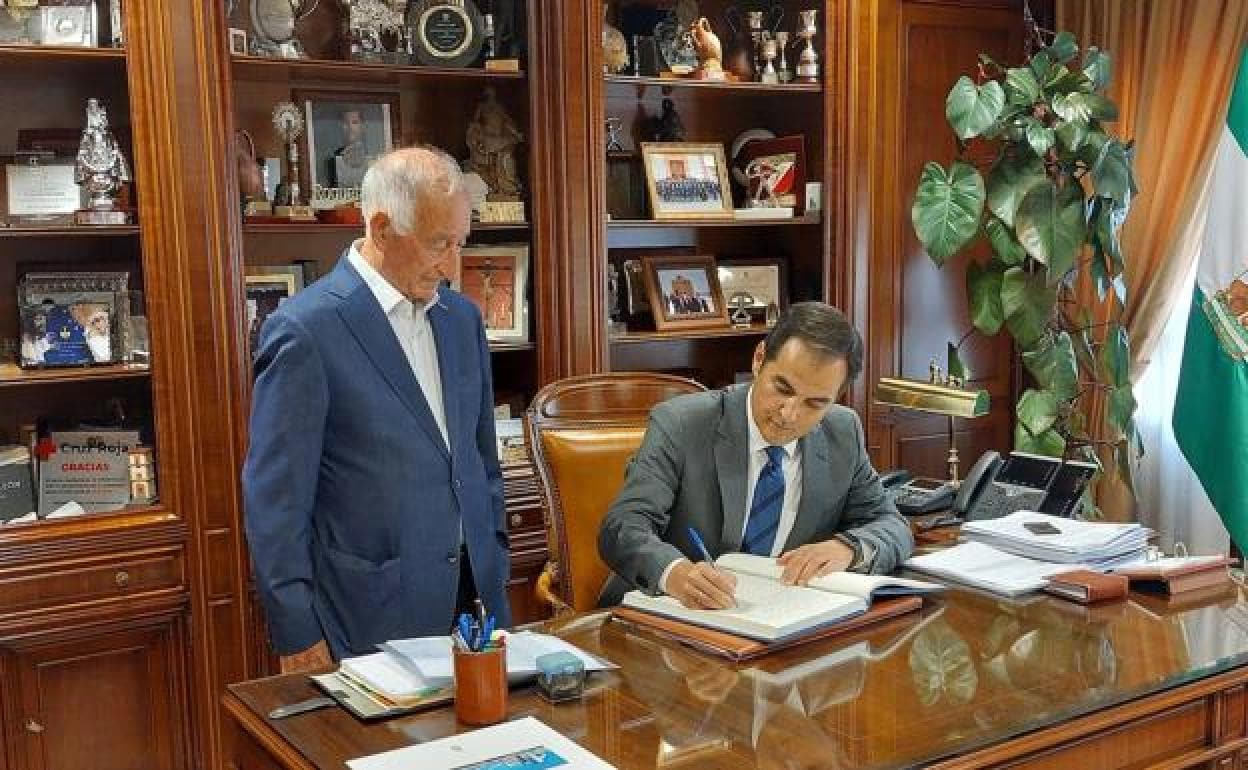 Gabriel Amat con el consejero José Antonio Nieto. 