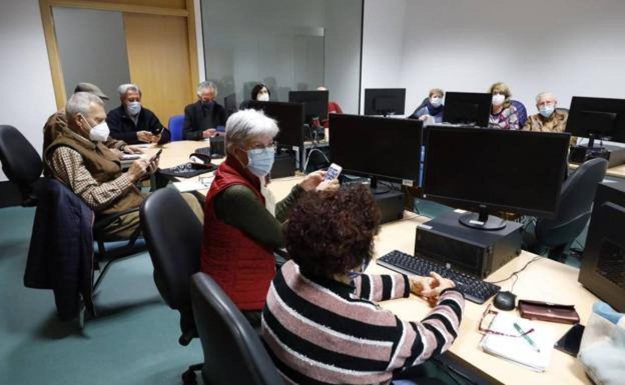 Ciber Voluntarios impartirán talleres para reducir la brecha digital de las personas mayores de Vícar