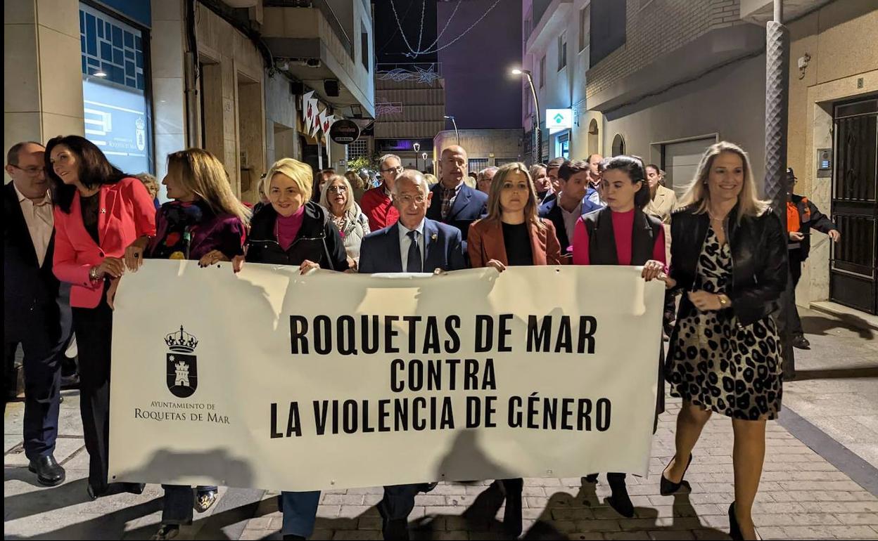 Roquetas marcha en silencio para condenar la violencia de género