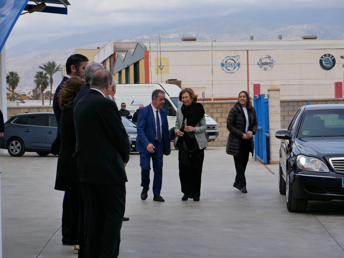 La reina Sofía visita el Banco de Alimentos en Roquetas