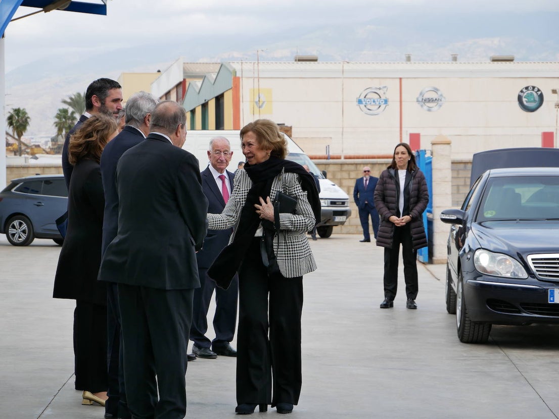 La reina Sofía visita el Banco de Alimentos en Roquetas