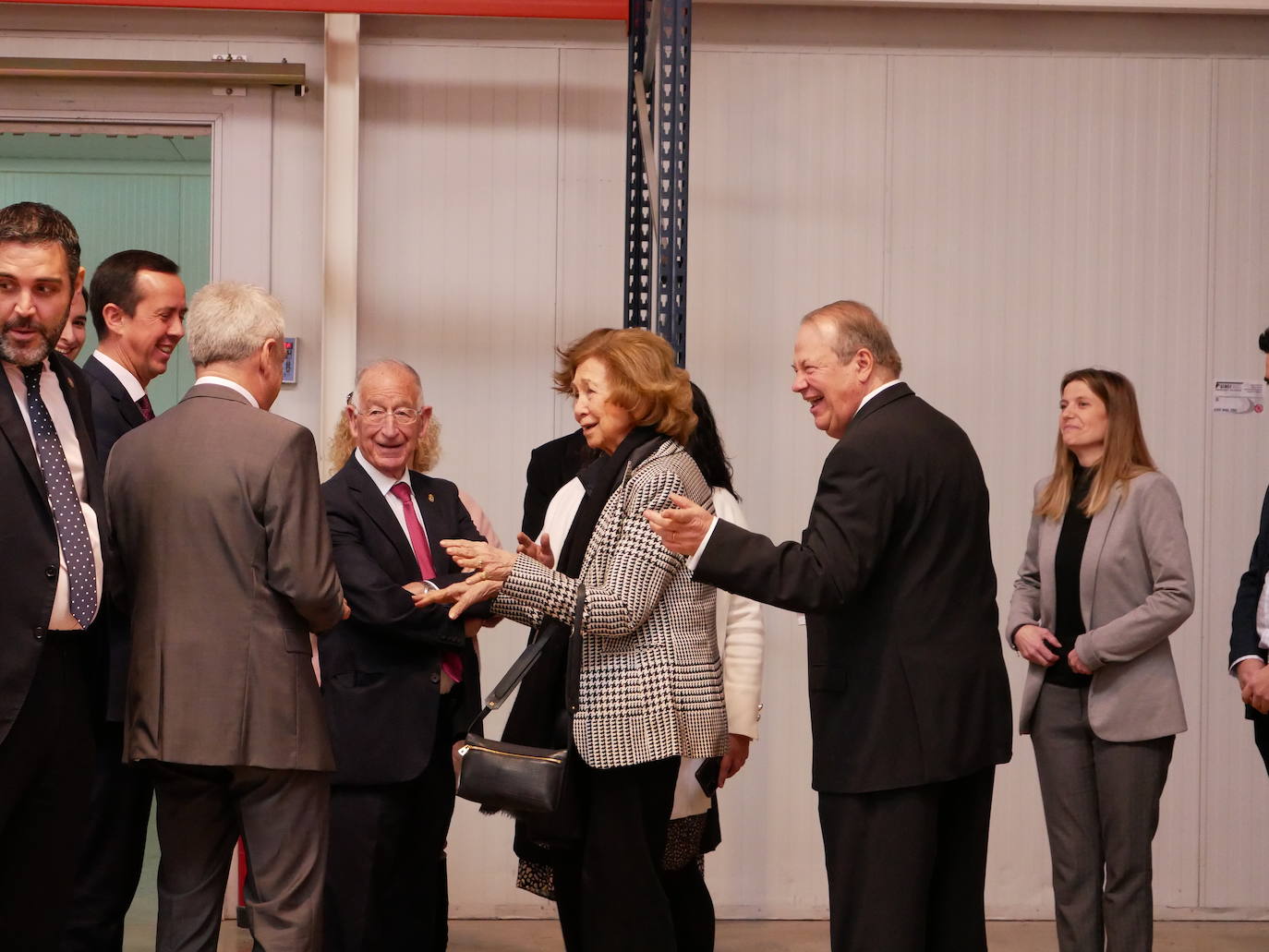 La reina Sofía visita el Banco de Alimentos en Roquetas
