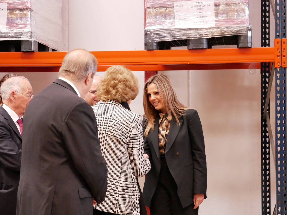La reina Sofía visita el Banco de Alimentos en Roquetas
