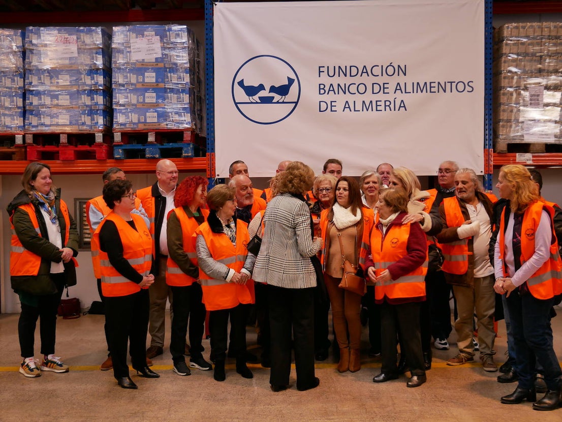 La reina Sofía visita el Banco de Alimentos en Roquetas