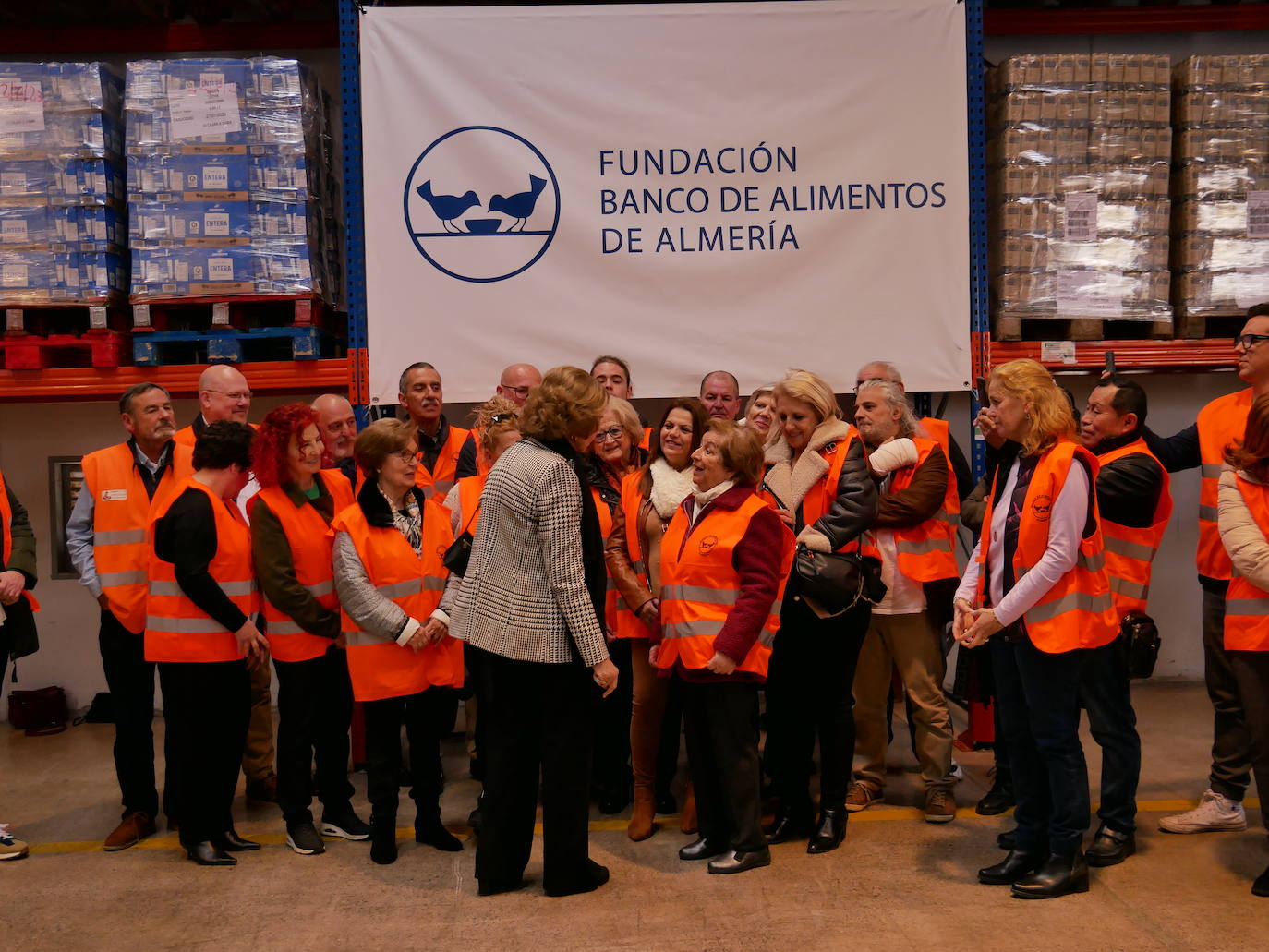 La reina Sofía visita el Banco de Alimentos en Roquetas