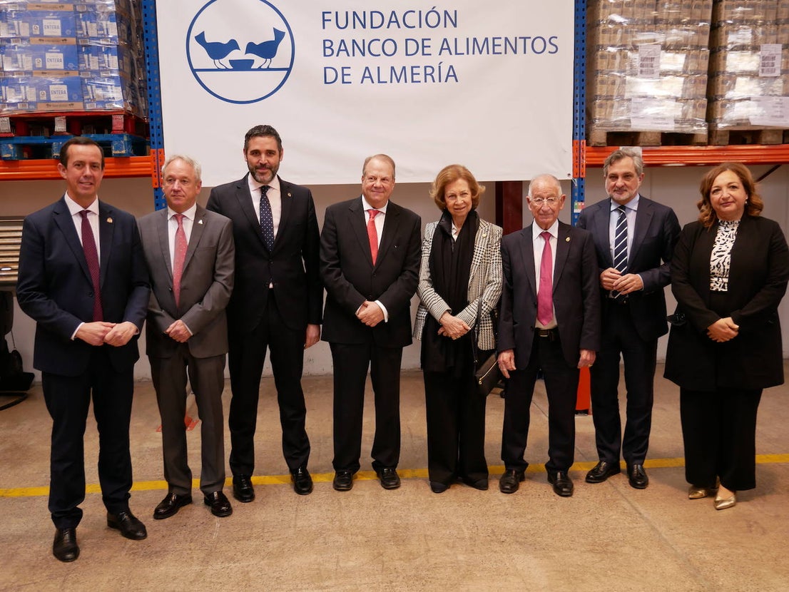 La reina Sofía visita el Banco de Alimentos en Roquetas