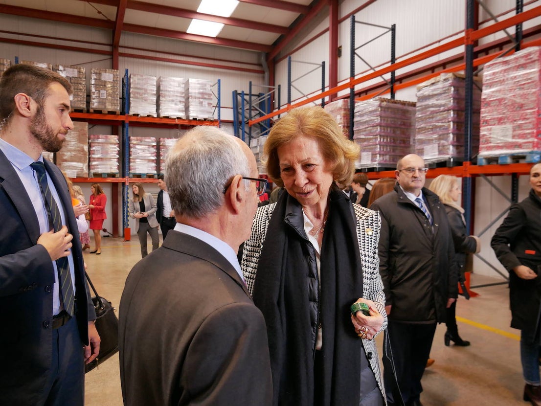La reina Sofía visita el Banco de Alimentos en Roquetas
