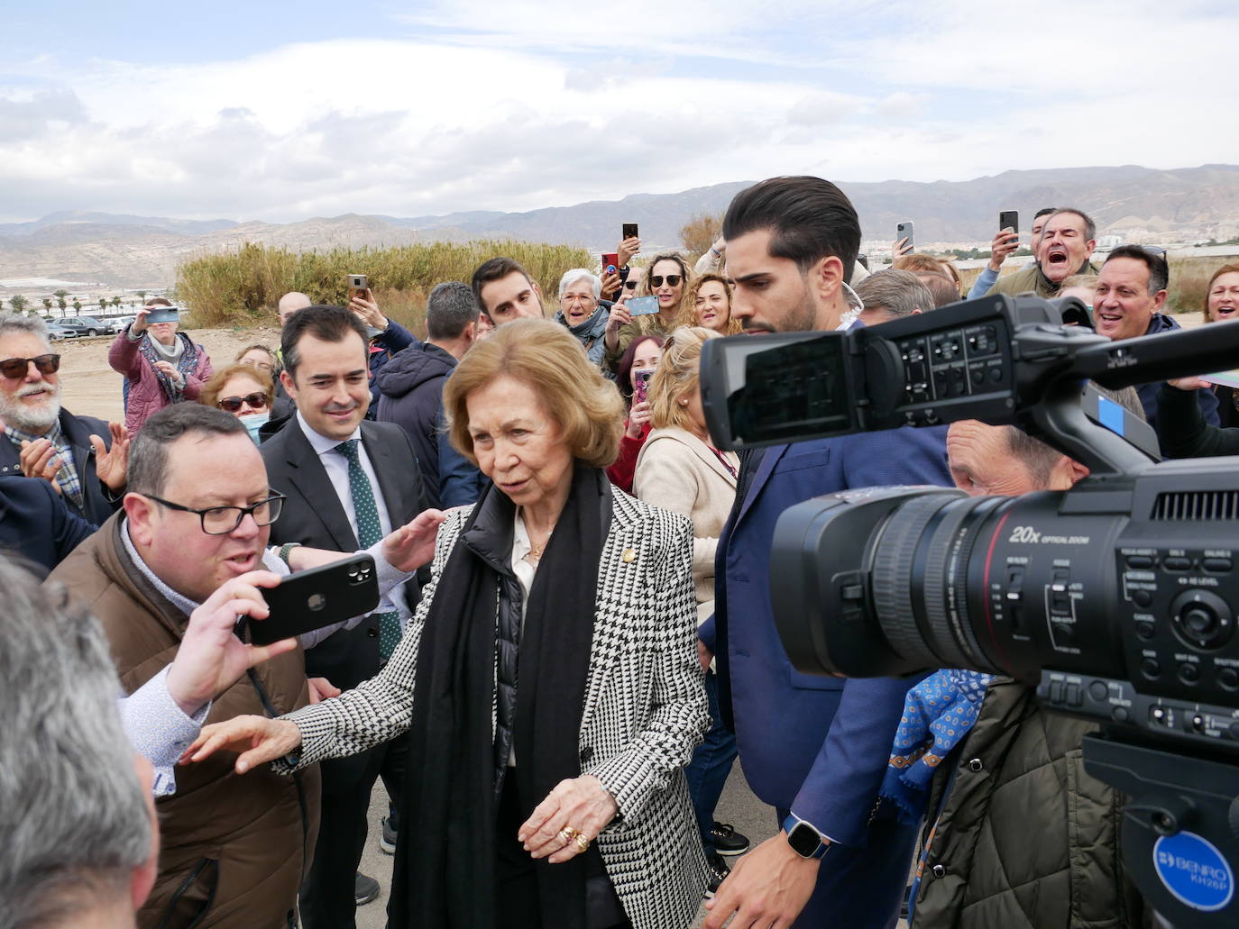 La reina Sofía visita el Banco de Alimentos en Roquetas
