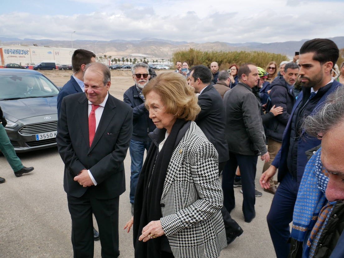 La reina Sofía visita el Banco de Alimentos en Roquetas