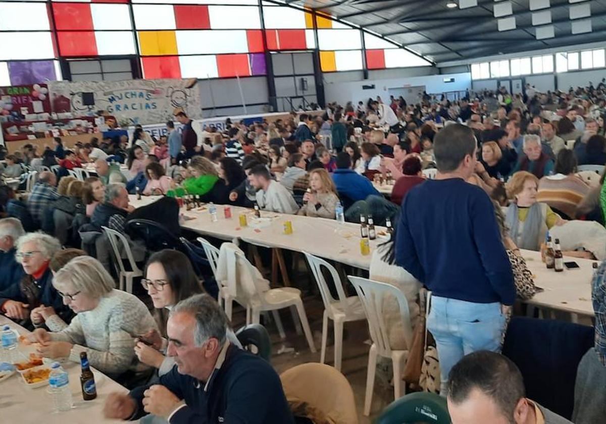 Casi un millar de personas acudió a la fiesta solidaria para recaudar fondos.