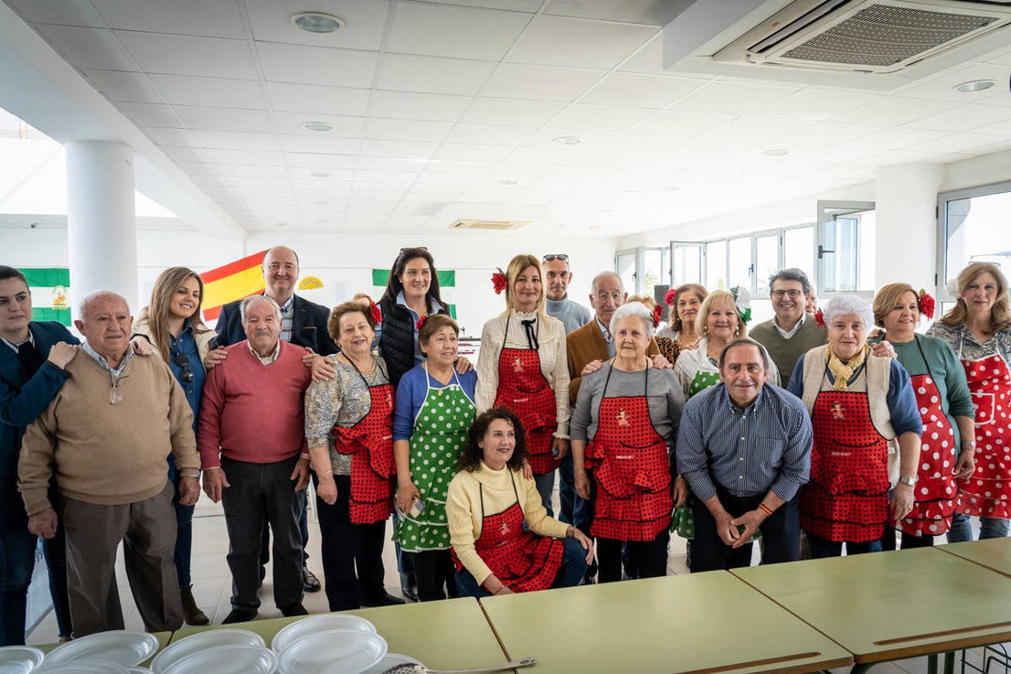 Multitudinarias migas por el Día de Andalucía en Roquetas