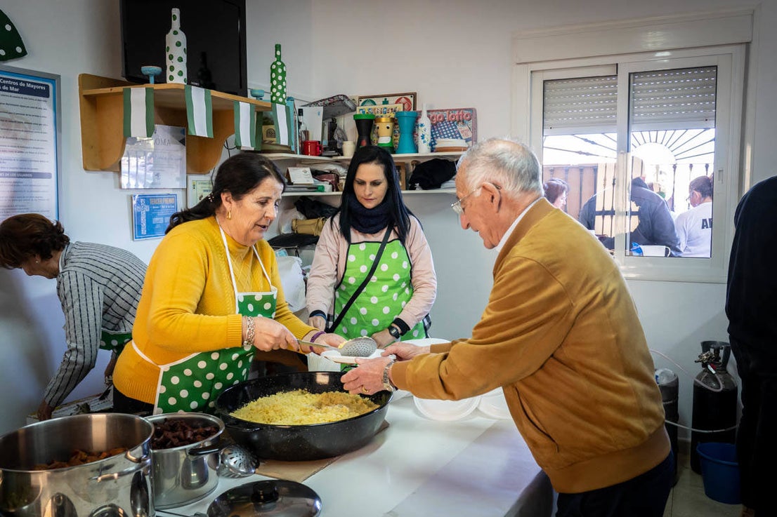 Multitudinarias migas por el Día de Andalucía en Roquetas