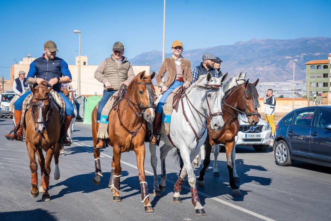 Así fue el tradicional paseo a caballo en Roquetas por el Día de Andalucía