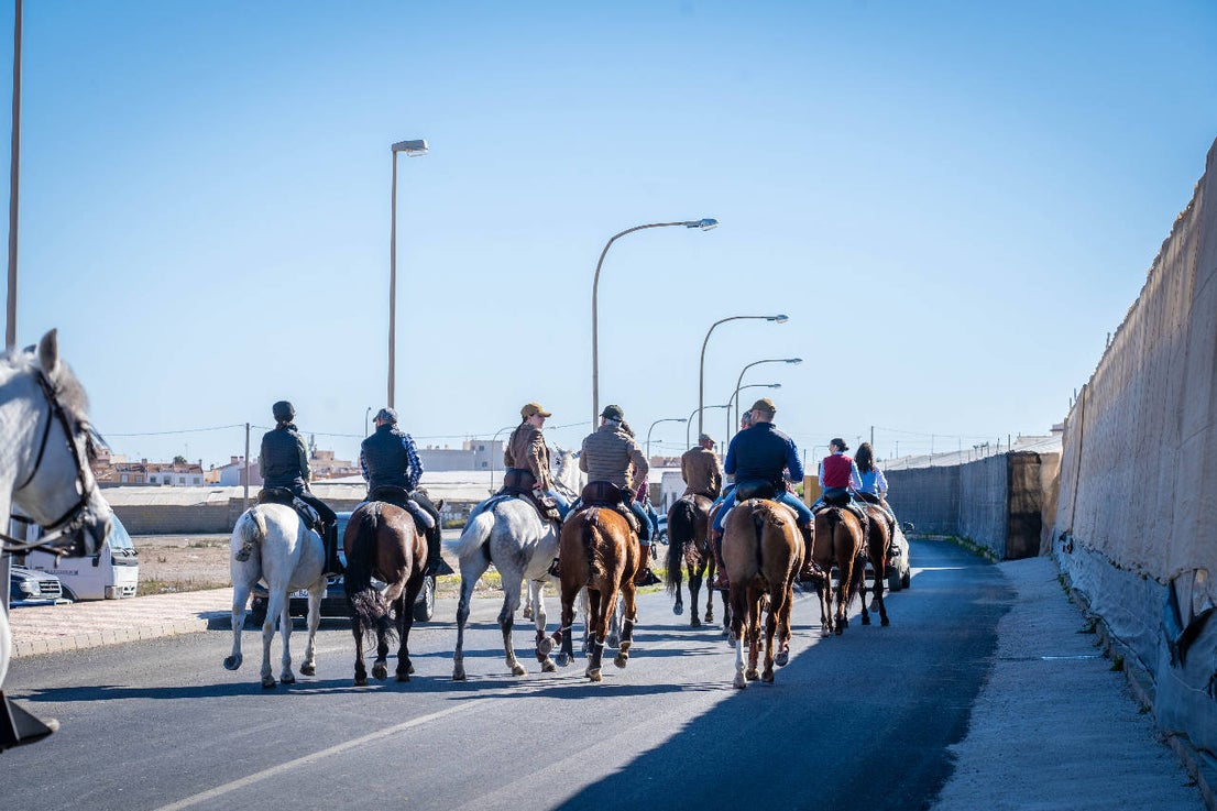 Así fue el tradicional paseo a caballo en Roquetas por el Día de Andalucía