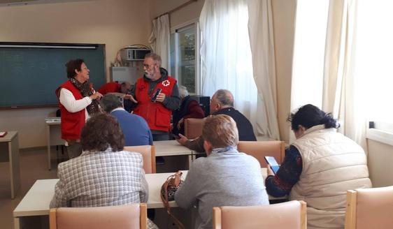 Mayores de Vícar aprenden a manejarse con los móviles
