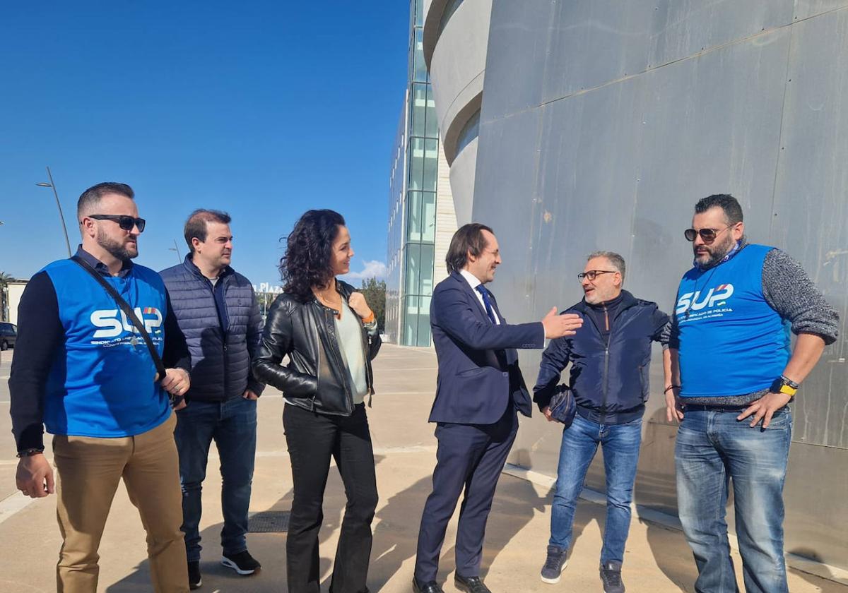 Cs apoya las peticiones de la comisaría y critica el silencio de la Subdelegación