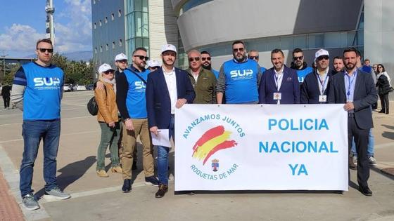 Decenas de personas respaldan las peticiones de la comisaría del SUP